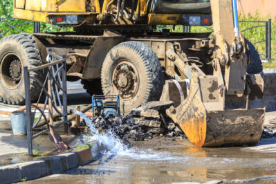 Excavator helps to eliminate the problem of breaking a pipe in the street on a hot summer day