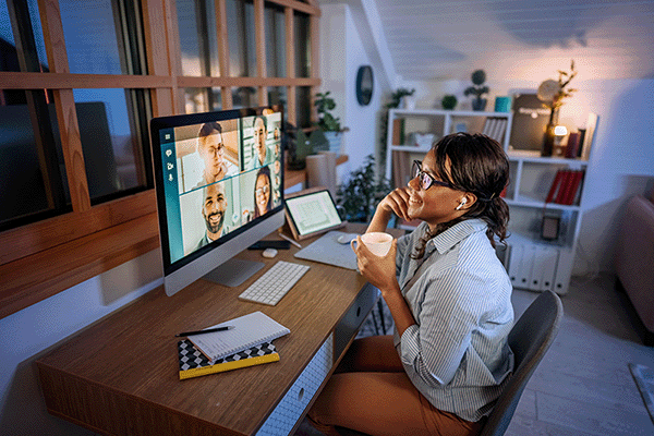 Wharton Alumna participating in a virtual Wharton Circles meeting